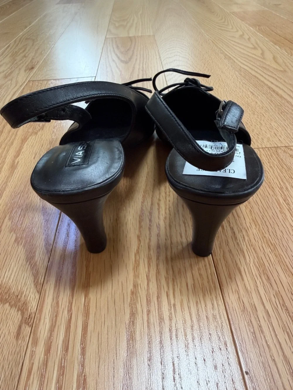 Via Spiga Women’s 8, black janie slingback pointed toe heels. - Picture 3 of 10